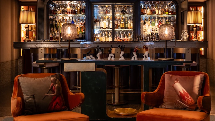 The Arts Bar features cocktail glasses made by Berengo Studio